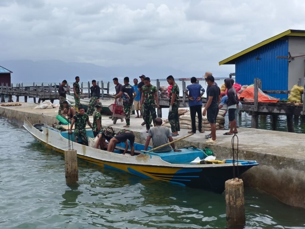 Semangat Gotong Royong, Warga dan Satgas TMMD Bahu-Membahu Turunkan Material Semen dari Kapal Semangat Gotong Royong, Warga dan Satgas TMMD Bahu-Membahu Turunkan Material Semen dari Kapal