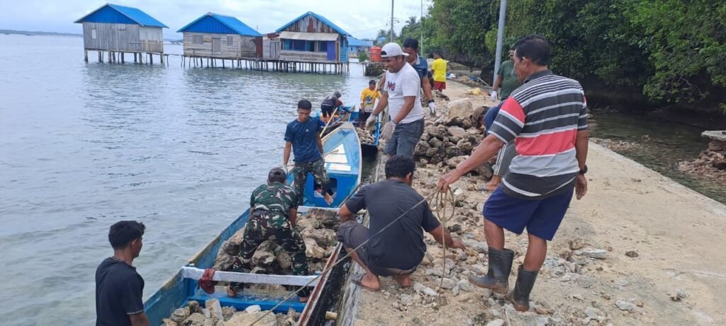 Satgas TMMD Ke-129 Bersama Warga Angkut Material Batu untuk Percepat Rabat Beton di Desa Polewali Satgas TMMD Ke-129 Bersama Warga Angkut Material Batu untuk Percepat Rabat Beton di Desa Polewali