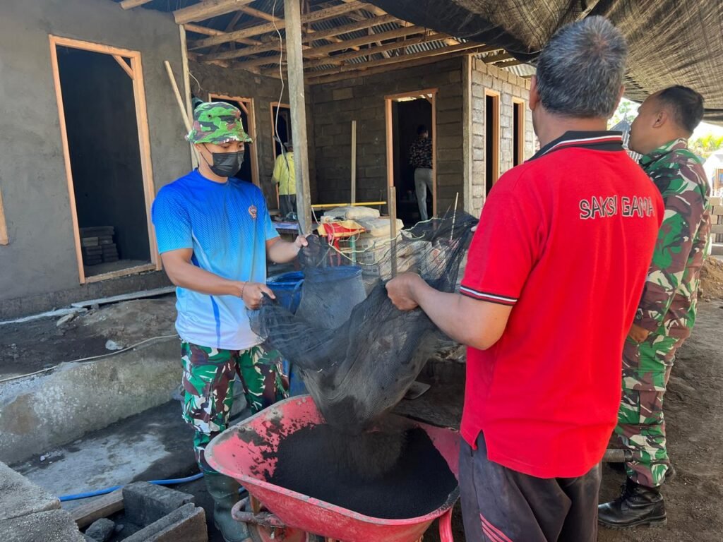 Gotong Royong Satgas TMMD dan Bapak Wayan Pasta Percepat Pengerjaan RTLH di Desa Sekardadi Gotong Royong Satgas TMMD dan Bapak Wayan Pasta Percepat Pengerjaan RTLH di Desa Sekardadi