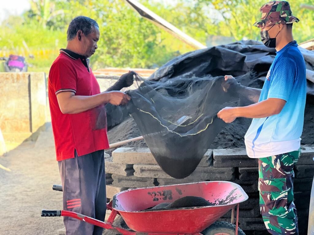 Semangat Warga Sekardadi Tak Surut, Bapak Wayan Pasta Turut Siapkan Material Plester RTLH Semangat Warga Sekardadi Tak Surut, Bapak Wayan Pasta Turut Siapkan Material Plester RTLH