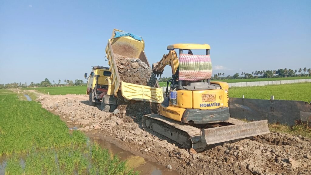 Pasokan Material Terjaga, Satgas TMMD Ke-129 Kodim 1404/Pinrang Maksimalkan Distribusi Timbunan ke Lokasi Jalan Tani Pasokan Material Terjaga, Satgas TMMD Ke-129 Kodim 1404/Pinrang Maksimalkan Distribusi Timbunan ke Lokasi Jalan Tani