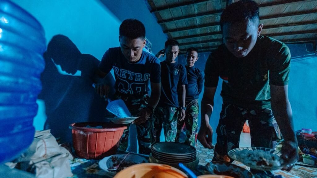 Keakraban yang Terjalin, Satgas TMMD Ke-129 Kodim 1404/Pinrang Melaksanakan Makan Malam Keakraban yang Terjalin, Satgas TMMD Ke-129 Kodim 1404/Pinrang Melaksanakan Makan Malam