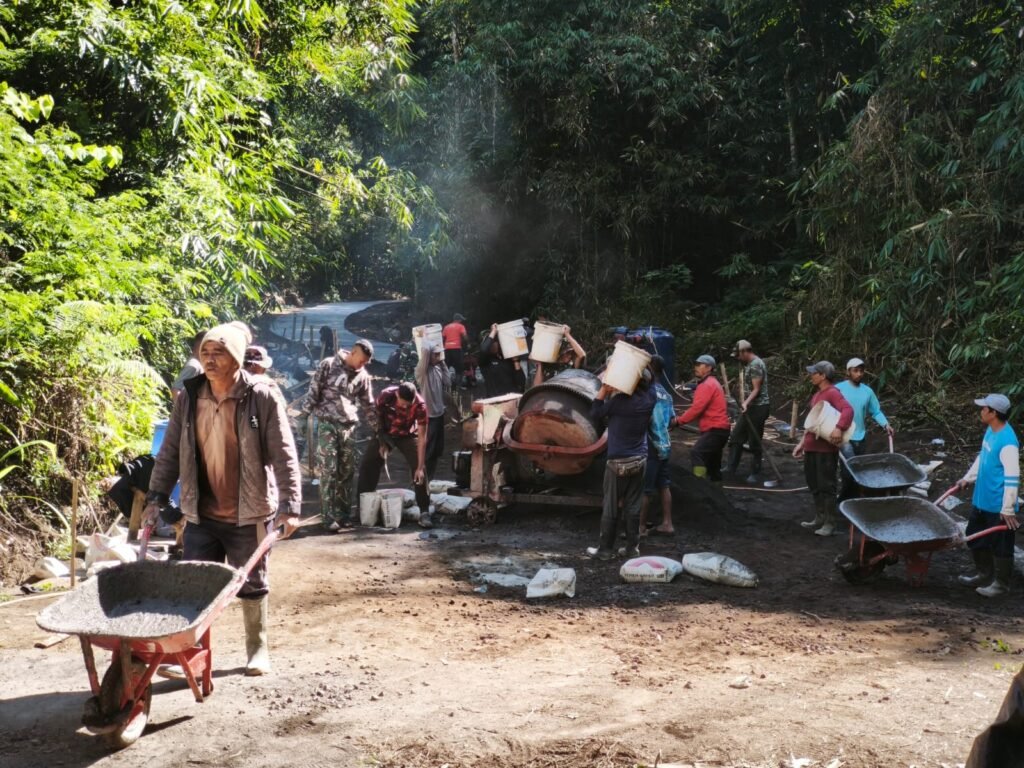 Meski Medan Berbukit, Satgas TMMD Ke-129 Tetap Pacu Pembangunan Rabat Beton Hingga 40 Persen Meski Medan Berbukit, Satgas TMMD Ke-129 Tetap Pacu Pembangunan Rabat Beton Hingga 40 Persen