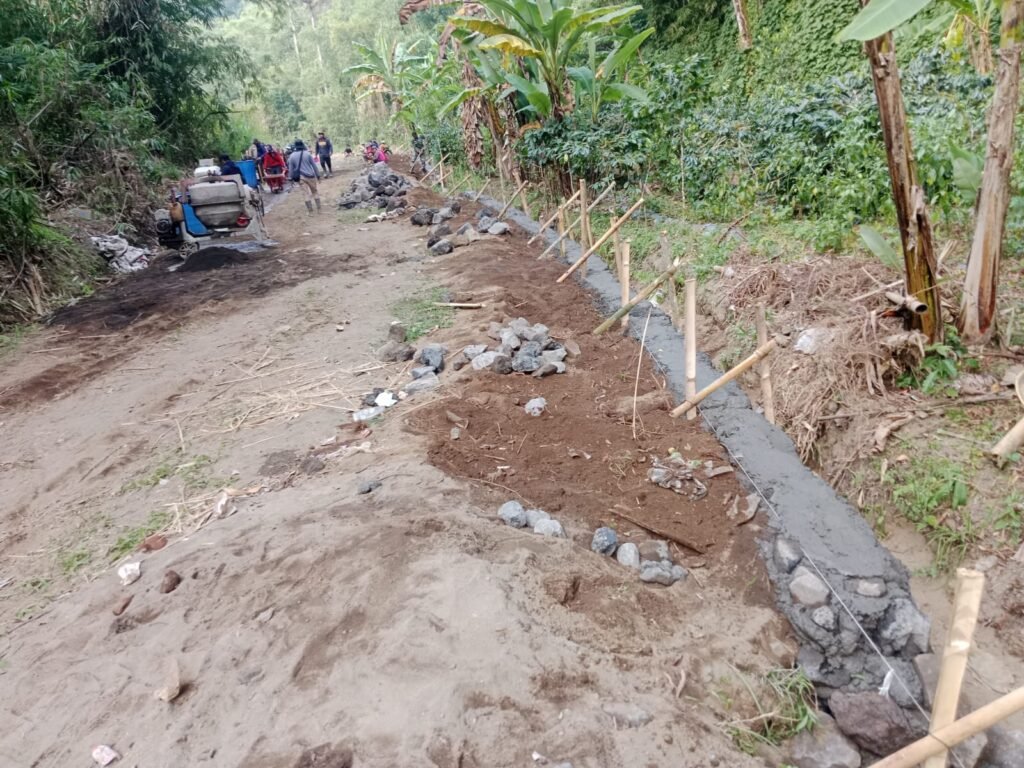 Empat DPT TMMD Ke-129 Jadi Benteng Pengaman Jalan Rabat Beton di Desa Sekardadi