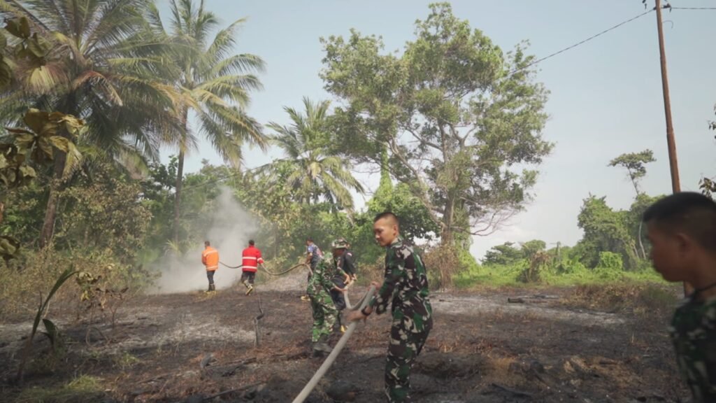 TNI codim 0413/Bangka Siaga Tinggi dalam Menangani Kebakaran di Desa Deniang
