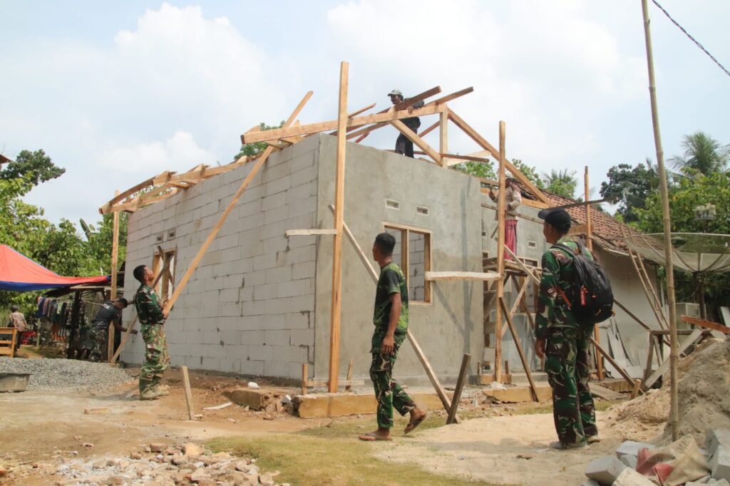 Satgas TMMD Lakukan Pemasangan Rangka Atap RLH
