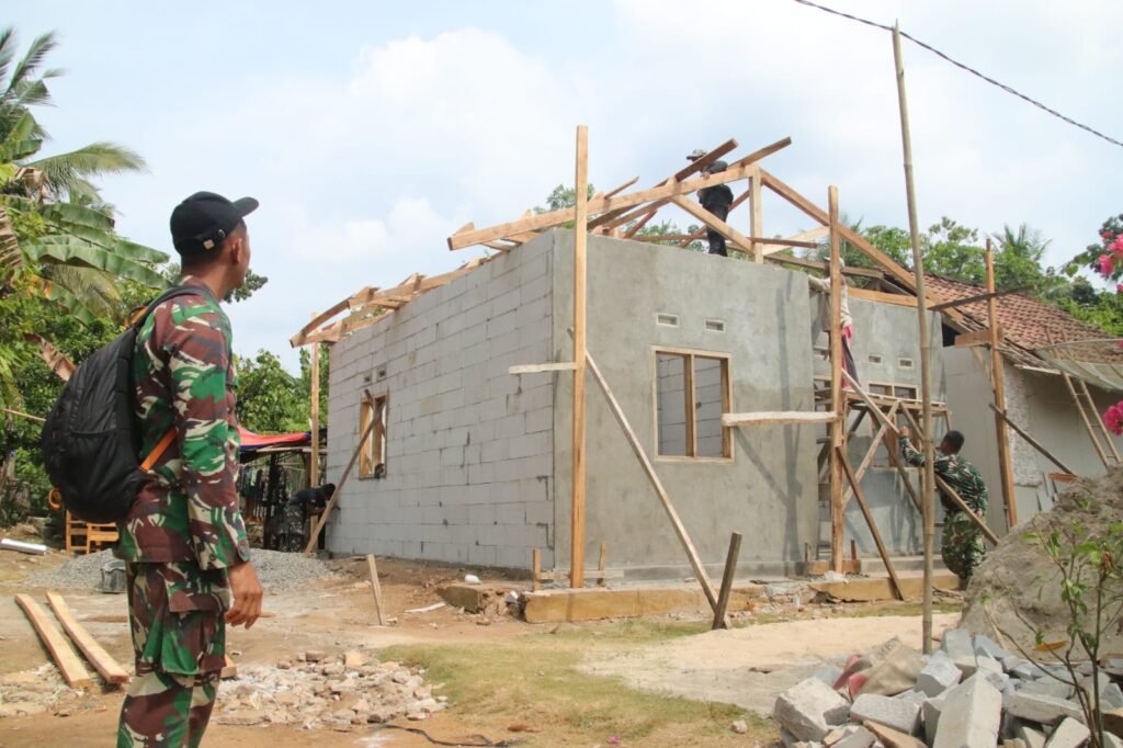 Pembangunan Rumah Layak Huni Didorong Oleh Gotong Royong di Desa Baru Raharja