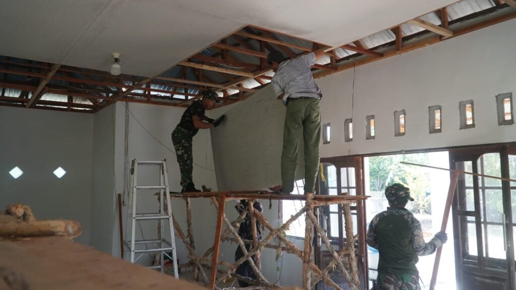 Pemasangan Plafon Tandai Rehabilitasi Musholla Darul Iman Memasuki Tahap Akhir Pemasangan Plafon Tandai Rehabilitasi Musholla Darul Iman Memasuki Tahap Akhir