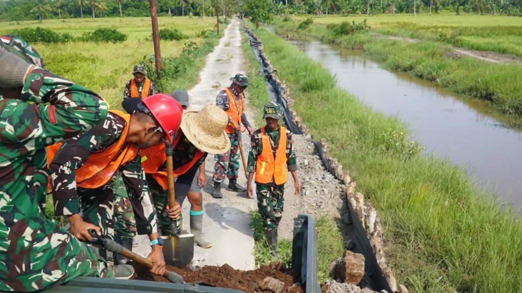 Gotong Royong TNI dan Warga Jadi Kunci Pembangunan Jalan TMMD di Tamban Catur