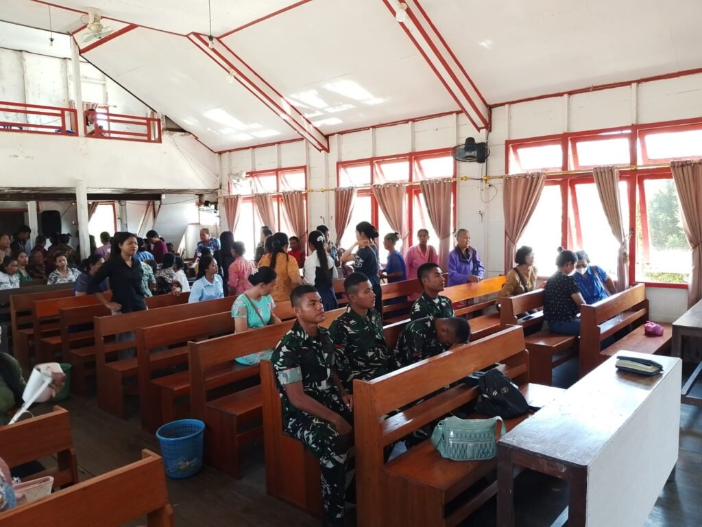 Satgas TMMD Ke-129 Pererat Kemanunggalan Lewat Ibadah Bersama Jemaat Gereja