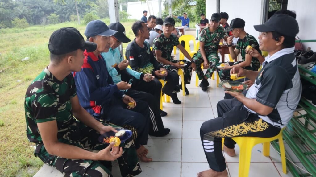 Kebersamaan Jalinan TNI dan Warga Liang Bunyu Melalui Jagung Rebus