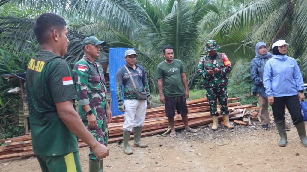 Kunjungan Dansatgas TMMD Ke-129 untuk Cek Proses Pembangunan di Liang Bunyu Kunjungan Dansatgas TMMD Ke-129 untuk Cek Proses Pembangunan di Liang Bunyu