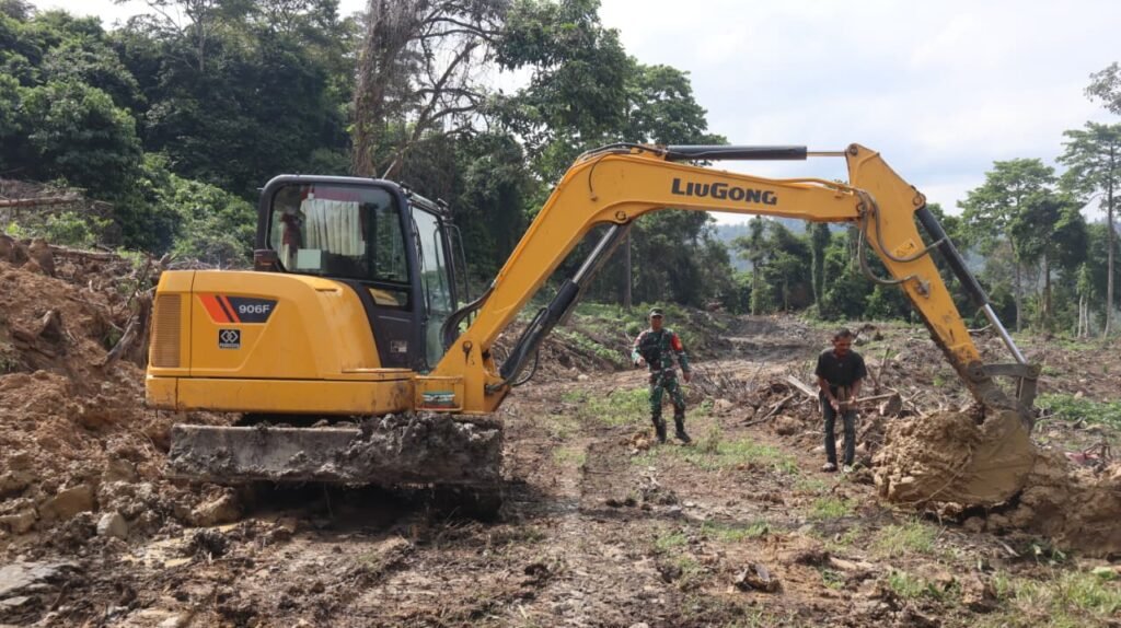Sinergi Antara TNI dan Masyarakat dalam Proyek Jalan Baru Liang Bunyu Sinergi Antara TNI dan Masyarakat dalam Proyek Jalan Baru Liang Bunyu
