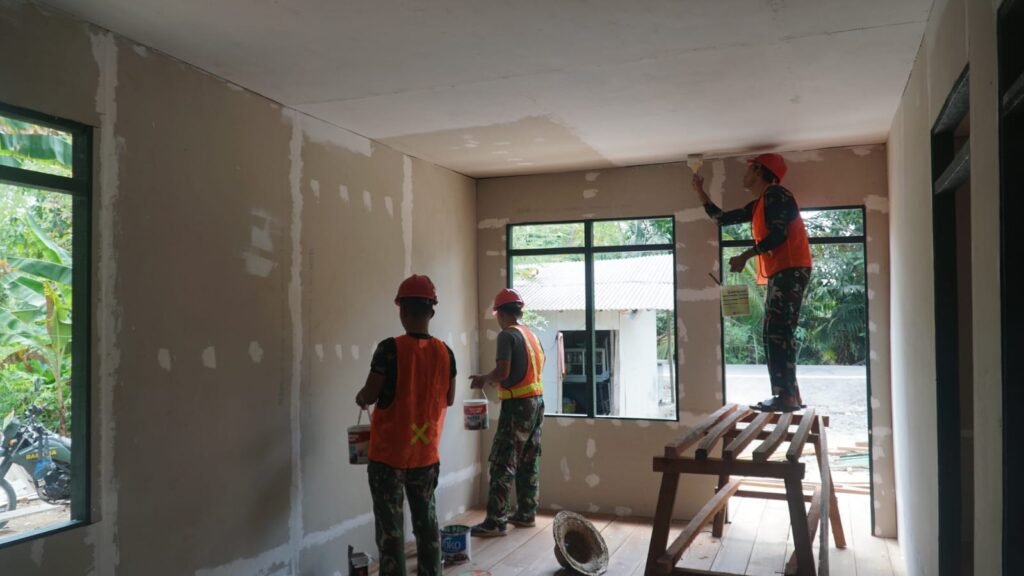 Gotong Royong Warnai Pengecatan Rumah Bapak Walianto dalam Program TMMD Ke-129 Gotong Royong Warnai Pengecatan Rumah Bapak Walianto dalam Program TMMD Ke-129