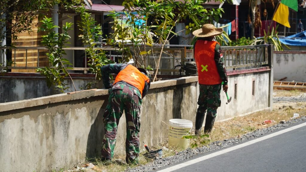 Satgas TMMD Ke-129 Kebut Finishing Musholla Darul Iman dengan Pemasangan Keramik Satgas TMMD Ke-129 Kebut Finishing Musholla Darul Iman dengan Pemasangan Keramik