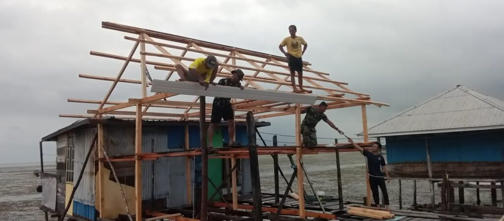 Renovasi RTLH Ibu Syamsiah di Desa Umbele Masuki Tahap Pemasangan Lisplang