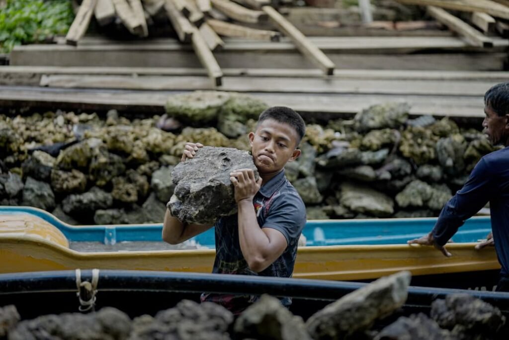 Kapal Warga Jadi Andalan Satgas TMMD Distribusikan Material Batu di Desa Polewali