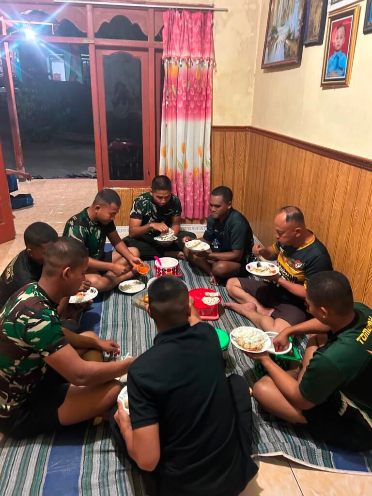 Tradisi Makan Bersama Satgas TMMD Ke-129 Jadi Sarana Pererat Silaturahmi dengan Warga Desa Tlemang