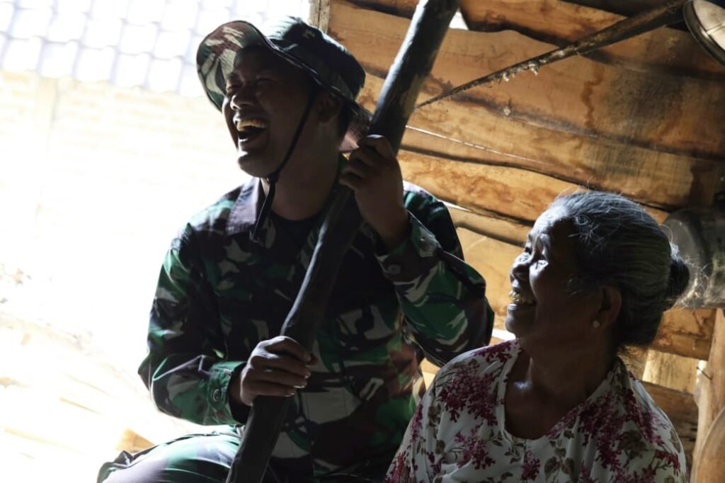 Tawa Riang Mak Minah dan Serda Riyan: Ketukan Alu Menumbuk Kopi, Simfoni Kedekatan TNI dan Rakyat dalam TMMD Ke-129