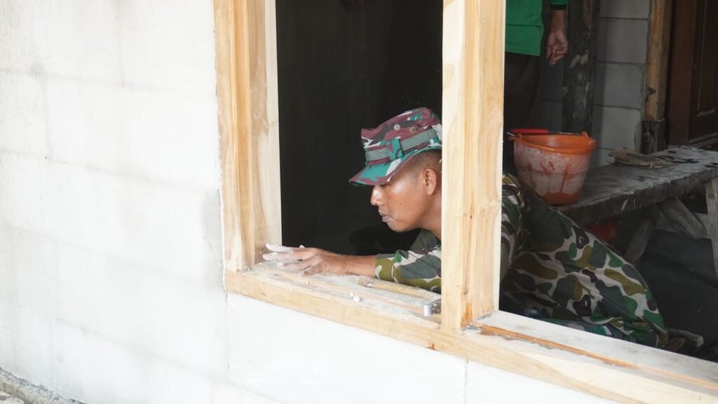 Kopda Mar Azis Tunjukkan Keahlian Plester Dinding, Percepat Renovasi Rumah Ibu Maryati dalam TMMD Ke-129