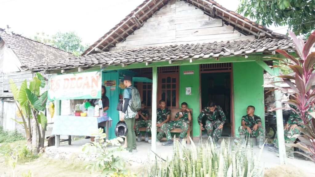 Warung Bu Nisa Ramai Berkat Kehadiran Satgas TMMD Ke-129, UMKM Desa Tlemang Ikut Bergeliat