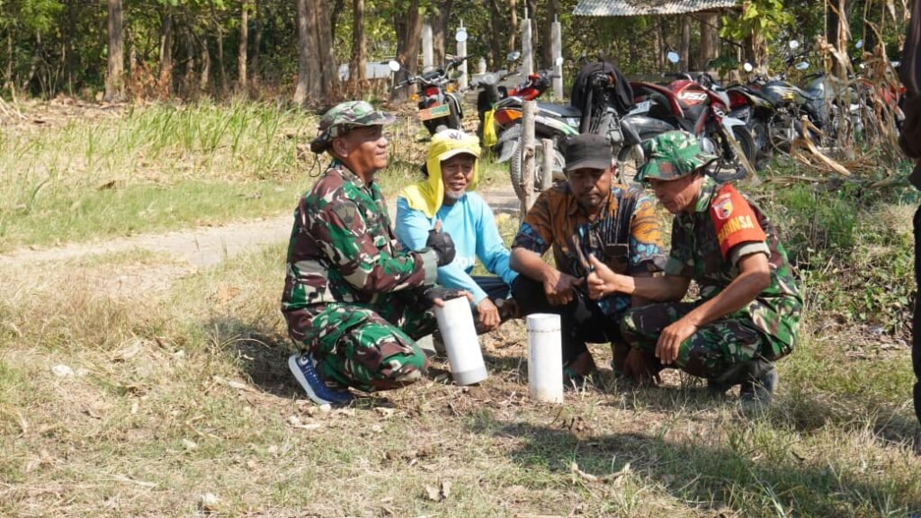 Perkuat Ketahanan Pangan, Babinsa Sertu Muin dan Satgas TMMD 129 Sambangi Petani Jagung Desa Tlemang