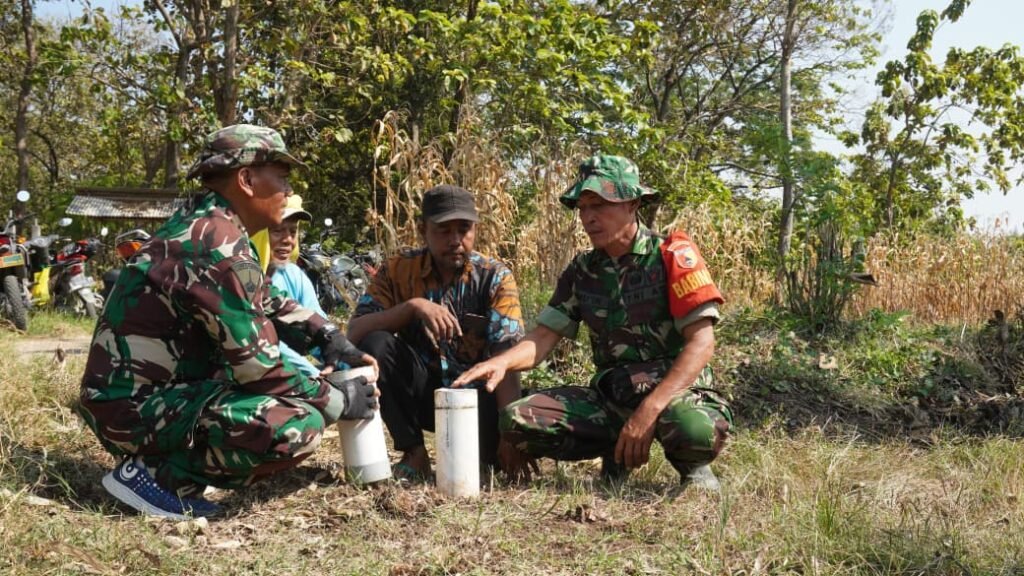 Komsos di Kebun Jagung, Babinsa Sertu Muin Pererat Silaturahmi Satgas TMMD 129 dengan Warga Desa Tlemang