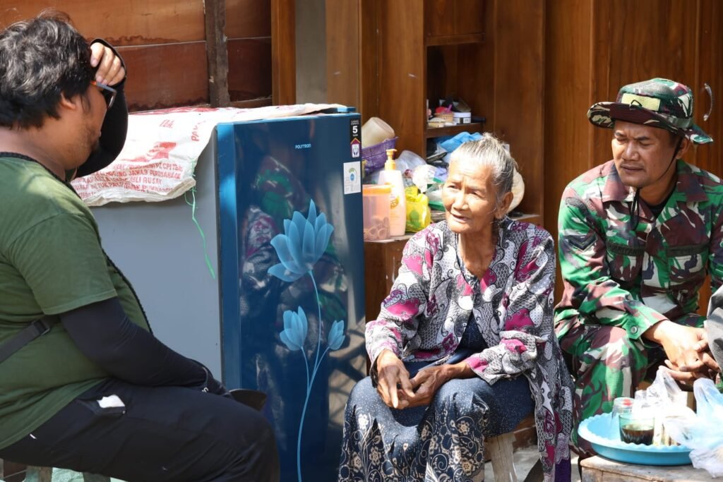 Senyum Mbah Sumiatun Jadi Penyemangat Satgas TMMD 129 Tuntaskan Program Rutilahu di Desa Tlemang
