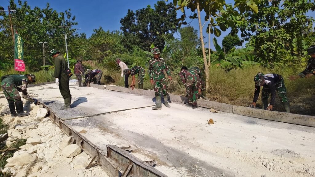 Kejar Target Pembangunan, Satgas TMMD 129 Tetap Semangat Cor Jalan Desa Tlemang di Tengah Terik Matahari