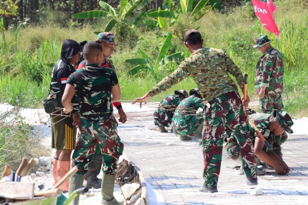 Semangat Gotong Royong Warnai Pembangunan Jalan Rabat Beton TMMD 129 di Desa Tlemang