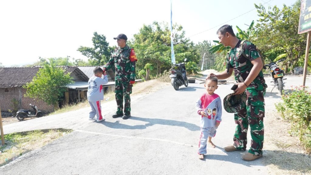Kedekatan Satgas TMMD 129 dengan Anak-Anak Desa Tlemang Hadirkan Suasana Penuh Keceriaan Kedekatan Satgas TMMD 129 dengan Anak-Anak Desa Tlemang Hadirkan Suasana Penuh Keceriaan