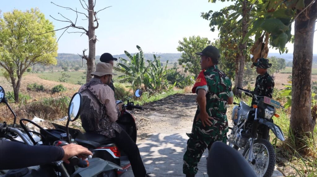 Matangkan Sasaran Fisik TMMD 129, Danki Satgas, Kades, dan Babinsa Perkuat Koordinasi Lapangan di Desa Tlemang Matangkan Sasaran Fisik TMMD 129, Danki Satgas, Kades, dan Babinsa Perkuat Koordinasi Lapangan di Desa Tlemang