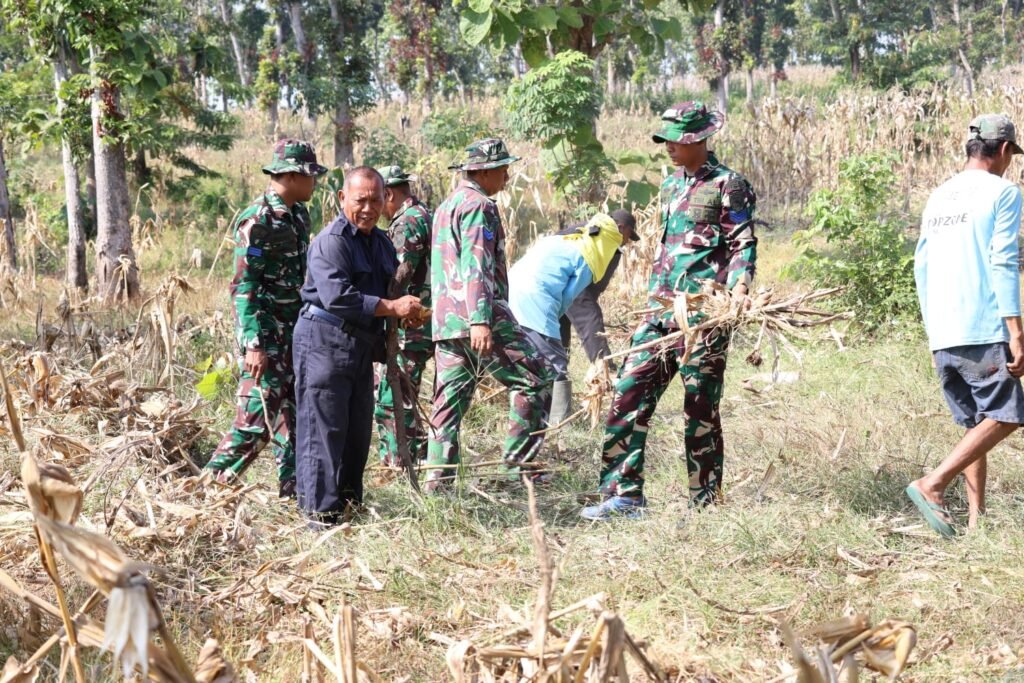 Sambut Pengeboran Air Bersih, Warga Dusun Bakon Antusias Bersama Satgas TMMD Bersihkan Lokasi