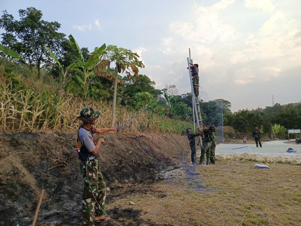 Gotong Royong Satgas TMMD dan Pemuda Rampungkan Jaring Pengaman Lapangan Voli Desa Tlemang