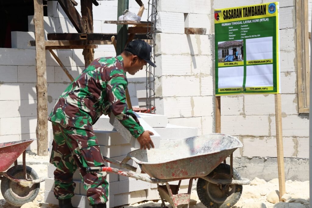 Gotong Royong Satgas TMMD dan Warga Percepat Pembangunan Rutilahu di Desa Tlemang Gotong Royong Satgas TMMD dan Warga Percepat Pembangunan Rutilahu di Desa Tlemang
