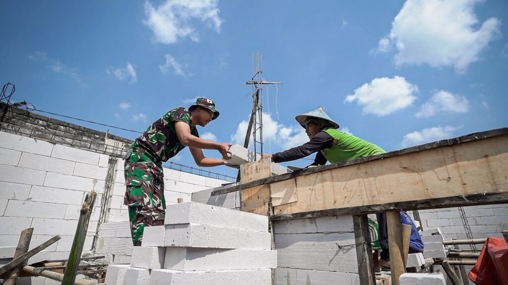 Satgas TMMD 129 Kebut Pemasangan Bata Rutilahu Demi Percepat Penyelesaian Rumah Warga Desa Tlemang Satgas TMMD 129 Kebut Pemasangan Bata Rutilahu Demi Percepat Penyelesaian Rumah Warga Desa Tlemang