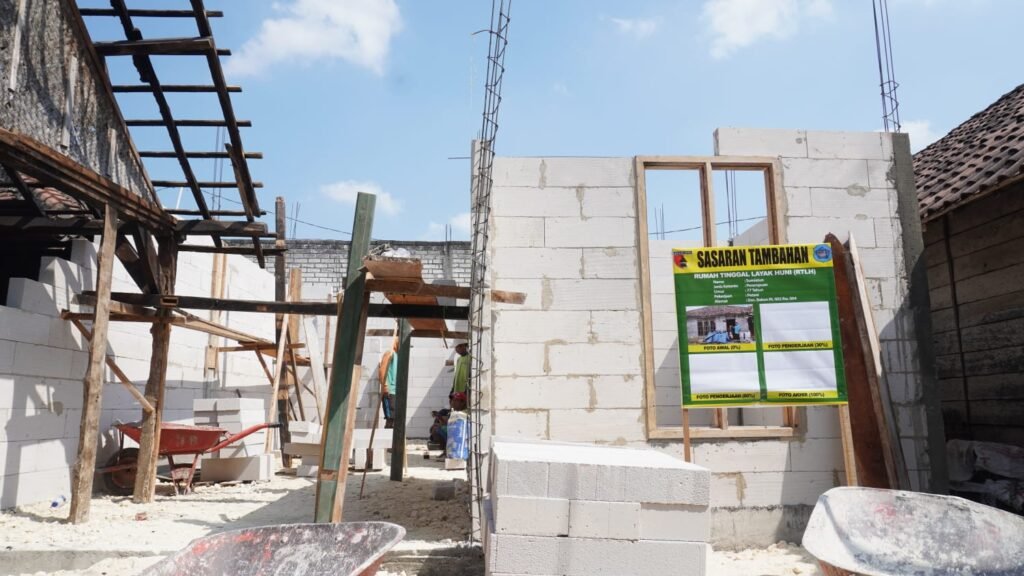 Pemasangan Bata Jadi Tahapan Penting Wujudkan Rumah Layak Huni dalam TMMD 129 Pemasangan Bata Jadi Tahapan Penting Wujudkan Rumah Layak Huni dalam TMMD 129