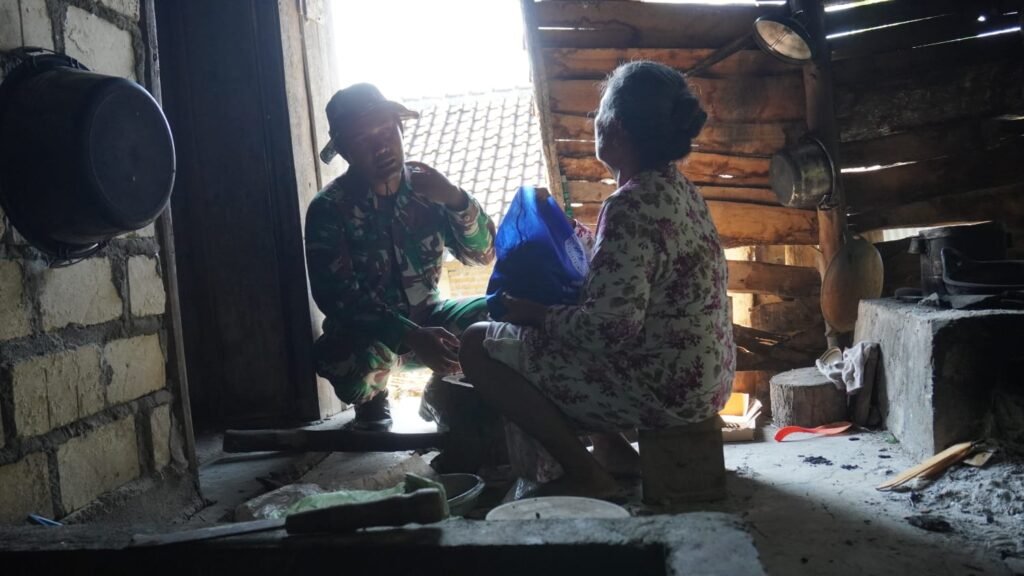 Kepedulian Tanpa Batas, Satgas TMMD Ke-129 Kodim 0812/Lamongan Salurkan Sembako untuk Lansia Desa Tlemang Kepedulian Tanpa Batas, Satgas TMMD Ke-129 Kodim 0812/Lamongan Salurkan Sembako untuk Lansia Desa Tlemang