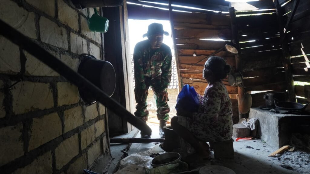 Ketuk Pintu Rumah Warga, Satgas TMMD Ke-129 Pererat Silaturahmi dengan Masyarakat Desa Tlemang
