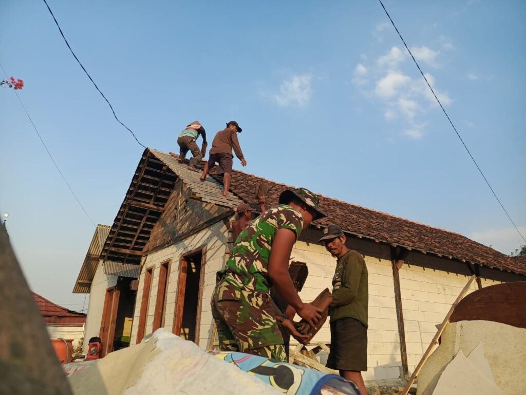 Kejar Penyelesaian RTLH, Satgas TMMD Ke-129 Kodim 0812/Lamongan Kebut Pemasangan Atap Rumah Ibu Kemi