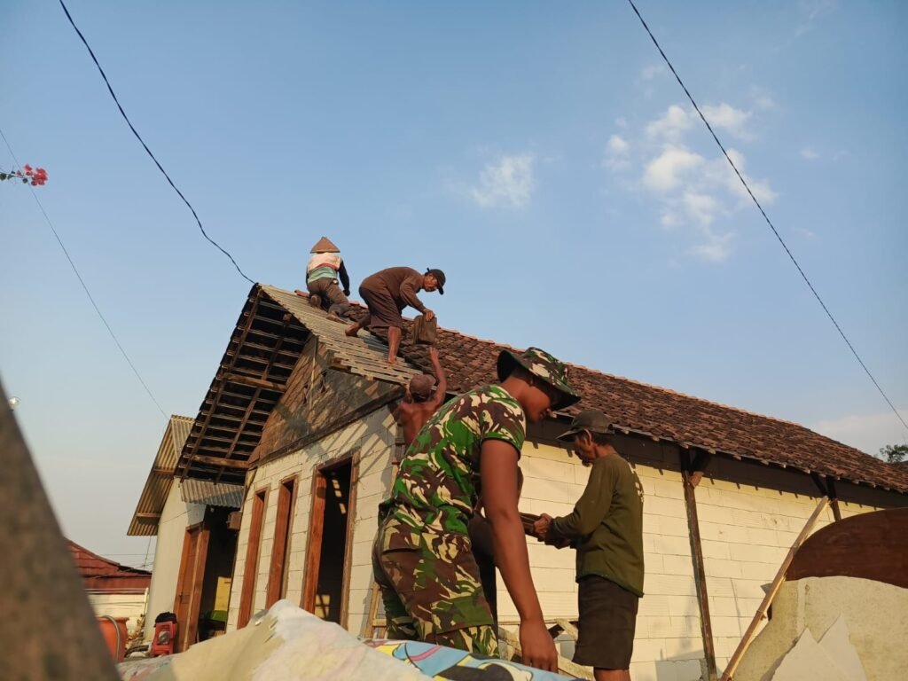 Gotong Royong Pasang Genteng, Satgas TMMD dan Warga Percepat Renovasi Rumah Ibu Kemi