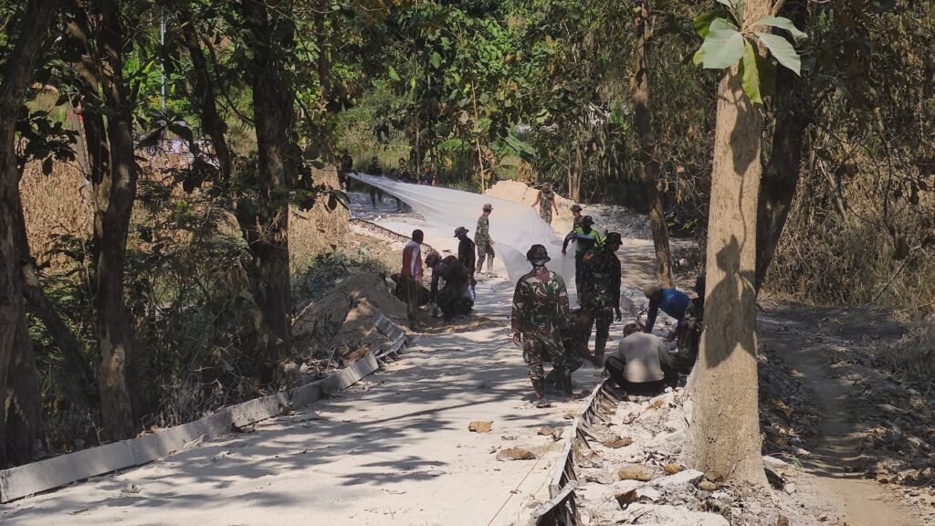 Gotong Royong Jadi Kekuatan, Satgas TMMD dan Warga Kompak Siapkan Pengecoran Jalan Desa Tlemang