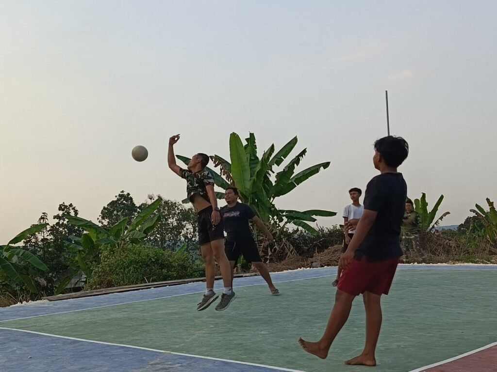 Dari Pasang Jaring hingga Bermain Bersama, Lapangan Voli Jadi Simbol Kemanunggalan Satgas TMMD dan Warga Tlemang