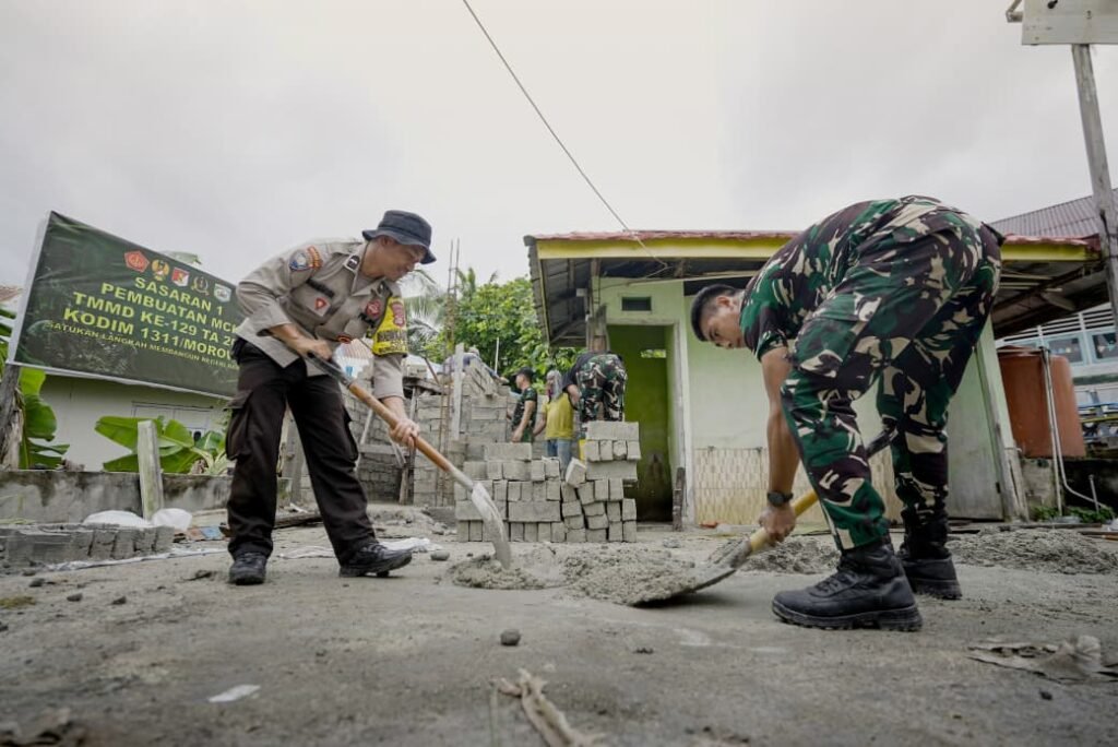 Sinergitas TNI-Polri dan Warga Percepat Pembangunan MCK Masjid Quba di Desa Umbele
