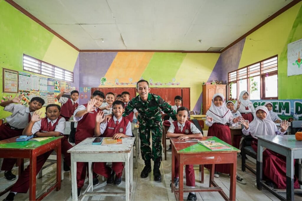 Tanamkan Jiwa Nasionalisme Sejak Dini, Satgas TMMD 129 Beri Wawasan Kebangsaan kepada Siswa SDN 1 Tlemang Tanamkan Jiwa Nasionalisme Sejak Dini, Satgas TMMD 129 Beri Wawasan Kebangsaan kepada Siswa SDN 1 Tlemang