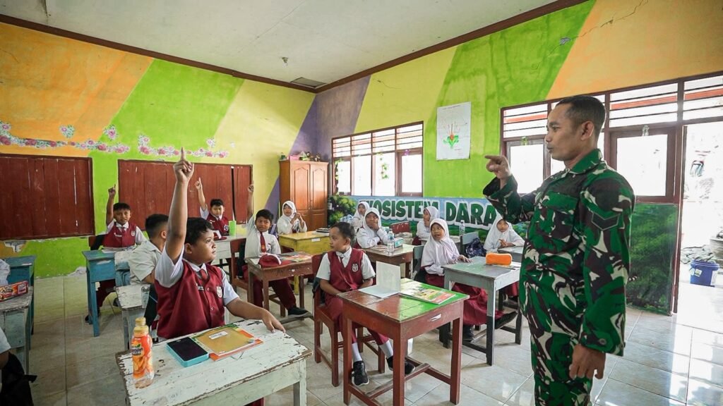 Belajar Sambil Bermain, Satgas TMMD 129 Hadirkan Suasana Kelas yang Ceria di SDN 1 Tlemang Belajar Sambil Bermain, Satgas TMMD 129 Hadirkan Suasana Kelas yang Ceria di SDN 1 Tlemang