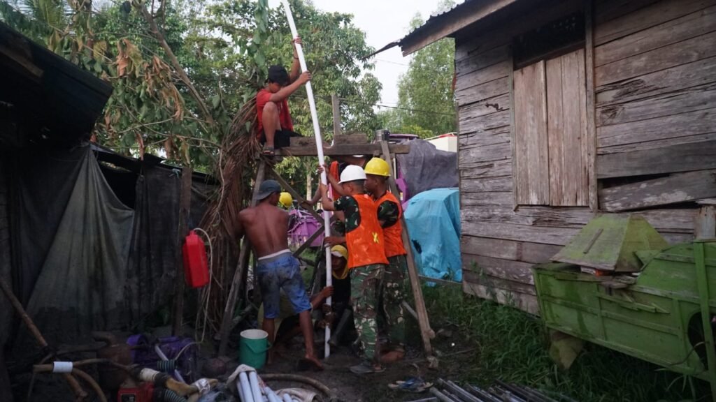Satgas TMMD Ke-129 Kodim 1011/KLK Kebut Penyambungan Instalasi Pipa Sumur Bor Demi Percepat Akses Air Bersih Satgas TMMD Ke-129 Kodim 1011/KLK Kebut Penyambungan Instalasi Pipa Sumur Bor Demi Percepat Akses Air Bersih