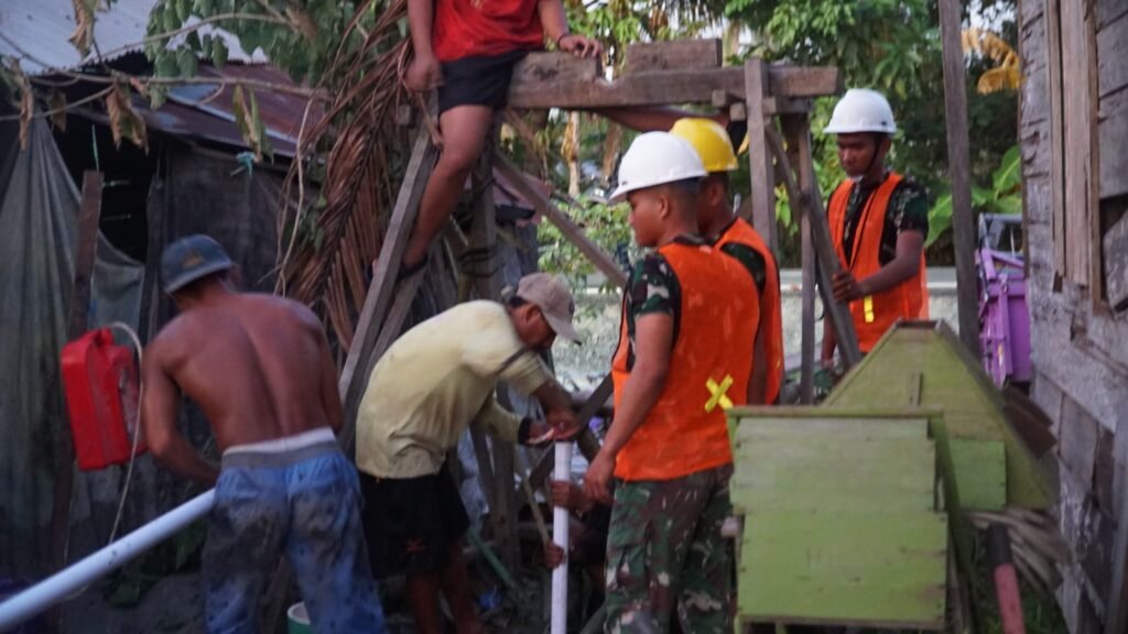 Gotong Royong Satgas dan Warga Warnai Pemasangan Pipa Sumur Bor TMMD di Desa Bandaraya Gotong Royong Satgas dan Warga Warnai Pemasangan Pipa Sumur Bor TMMD di Desa Bandaraya