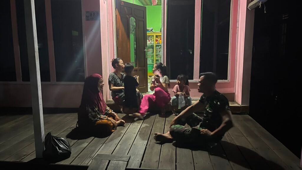 Suasana Santai Tongkrongan Malam Jadi Sarana Satgas TMMD Serap Aspirasi Warga Suasana Santai Tongkrongan Malam Jadi Sarana Satgas TMMD Serap Aspirasi Warga