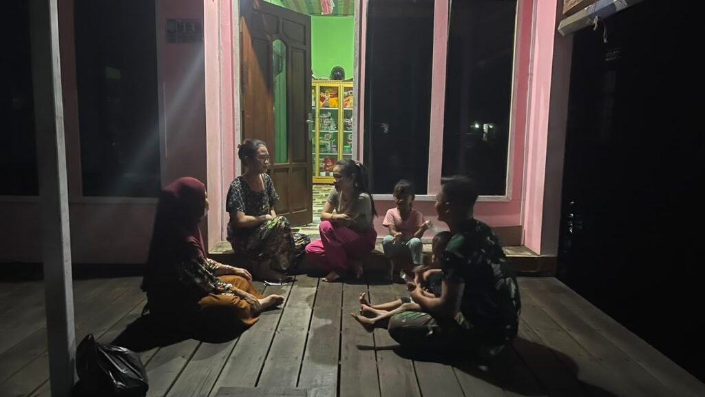 Komsos Malam Hari Perkuat Kedekatan Satgas TMMD dengan Masyarakat Desa Bandaraya Komsos Malam Hari Perkuat Kedekatan Satgas TMMD dengan Masyarakat Desa Bandaraya